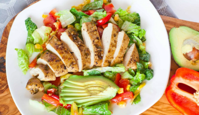 Salad ức gà giúp chị em bổ sung thêm nhiều chất xơ.