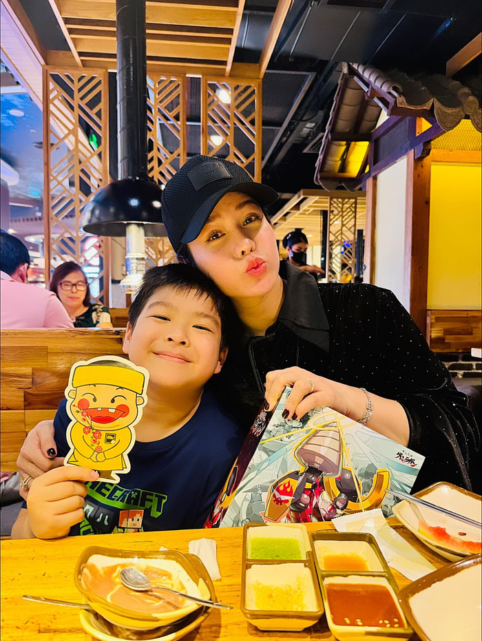 Nhật Kim Anh luôn cố gắng đem lại những điều tốt đẹp nhất cho con trai. Ảnh: FBNV