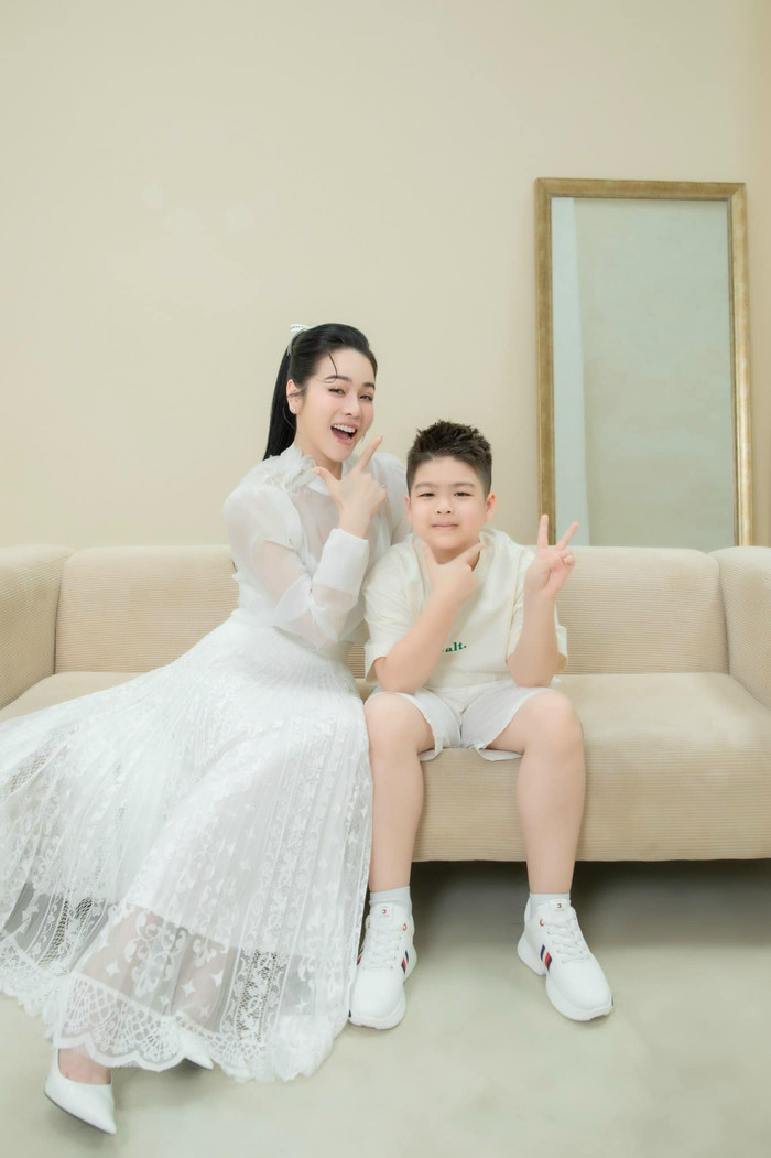 Trong thời gian mang thai con gái, Nhật Kim Anh vẫn tích cực đón con trai đi chơi mỗi tuần. Ảnh: FBNV