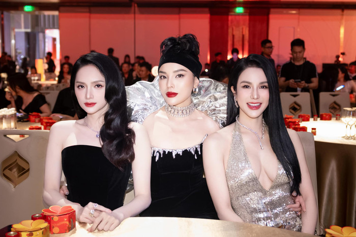 Showbiz 24h: Kỳ Duyên vẫn vui vẻ gặp gỡ những nghệ sĩ khác, nhưng gần như không nhắc đến Minh Triệu. Ảnh: FBNV