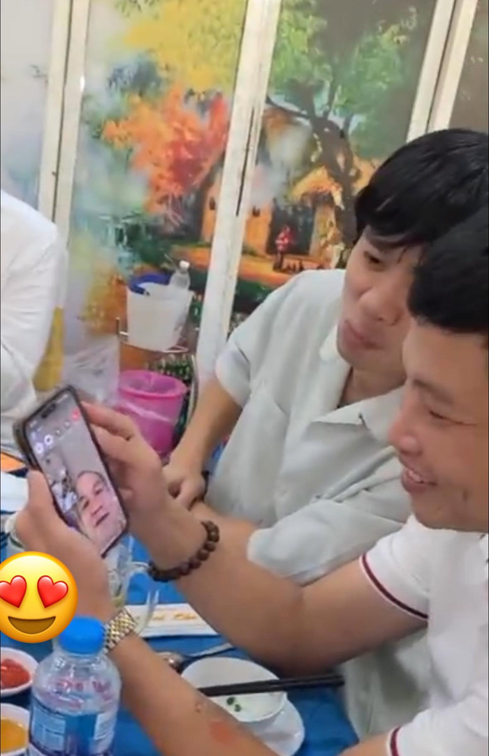 Hình ảnh bầu Đức nói chuyện với Công Phượng và Đông Triều khiến cho mạng xã hội dậy sóng. Ảnh: FBNV