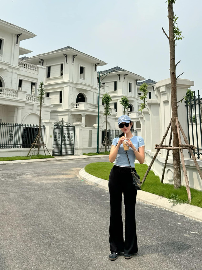Á hậu Huyền My được cho là đã có một khoảng thời gian đi xem nhiều dự án, cân nhắc cẩn thận trước khi quyết định chi tiền mua nhà mới. Ảnh: FBNV