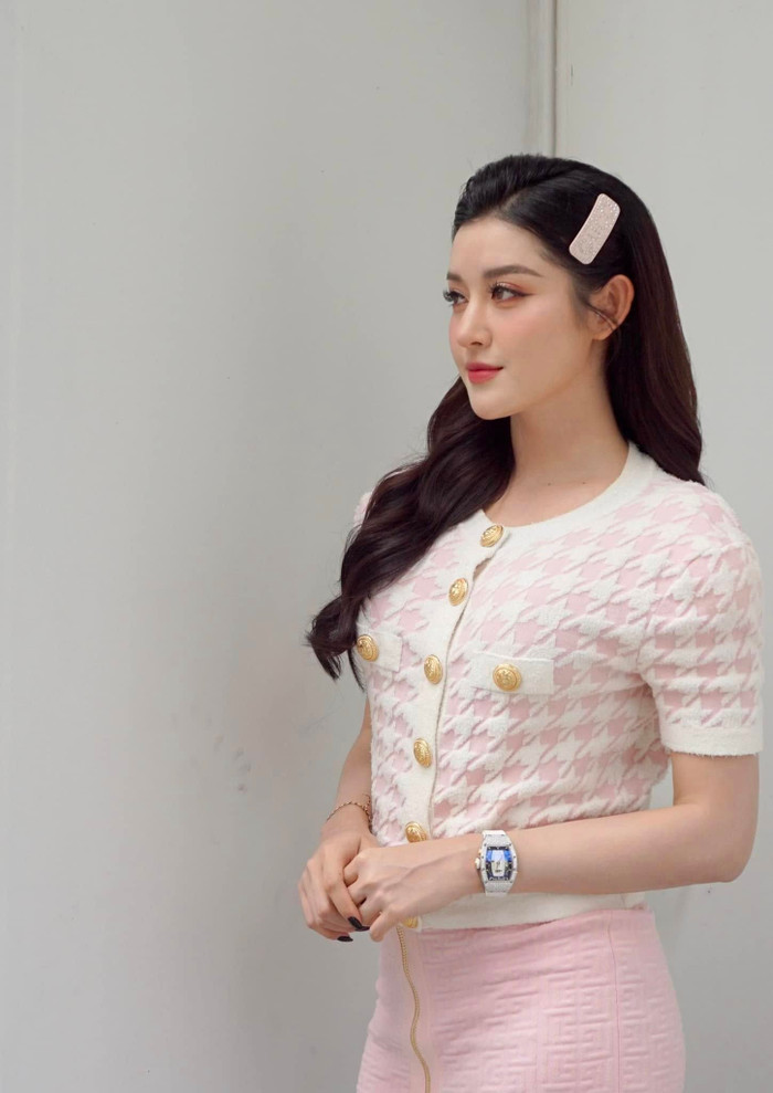 Á hậu Huyền My tự tin đeo chiếc đồng hồ đắt đỏ nhưng không phô trương quá đà. Ảnh: FBNV