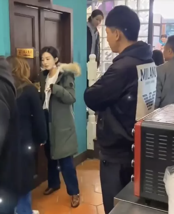 Ngoại hình của Triệu Lệ Dĩnh trong phim Người Xây Dựng Thành Phố bị chê kém sắc.