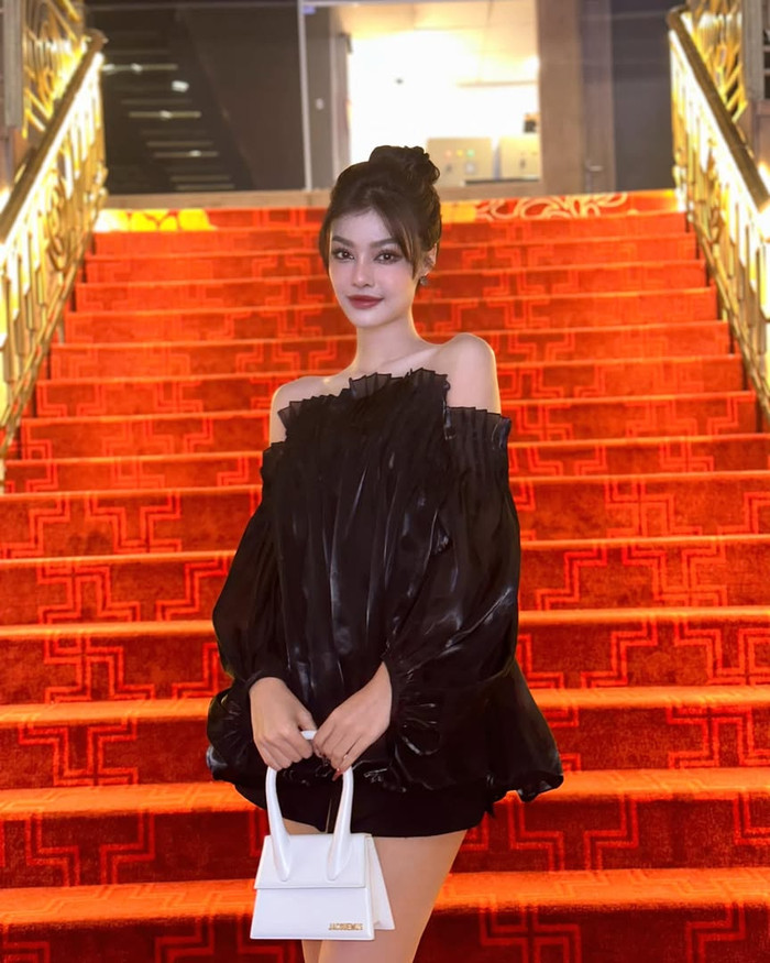 Á hậu Kiều Loan còn chi khoảng 1060 USD (gần 27 triệu đồng) để sắm thêm mẫu túi xách màu trắng, form dáng mini đến từ 'nhà mốt' nổi tiếng tại Pháp. (Ảnh: FBNV)