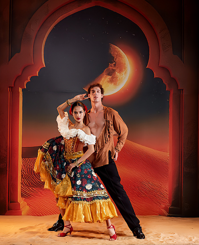 Tạo hình của Emma Lê và vũ công Drosev ở vòng thi chủ đề La tinh. 