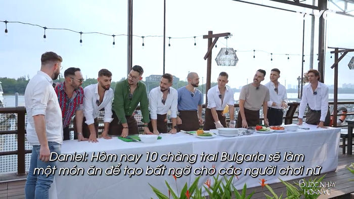 Dàn vũ công nam đến từ Bulgaria trổ tài làm món salad đãi dàn người chơi nữ. 