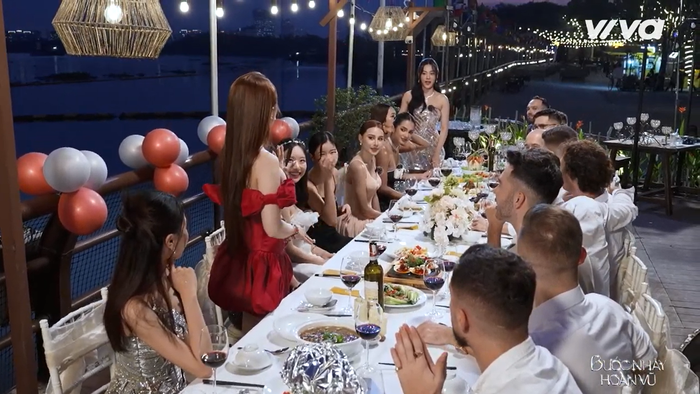 Mọi người đã có buổi tiệc thân mật, gần gũi sau những giờ tập luyện căng thẳng. 