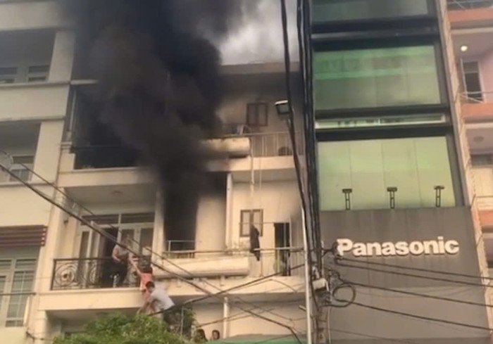 Nhiều người tìm cách leo qua lan can nhà bên cạnh để thoát nạn