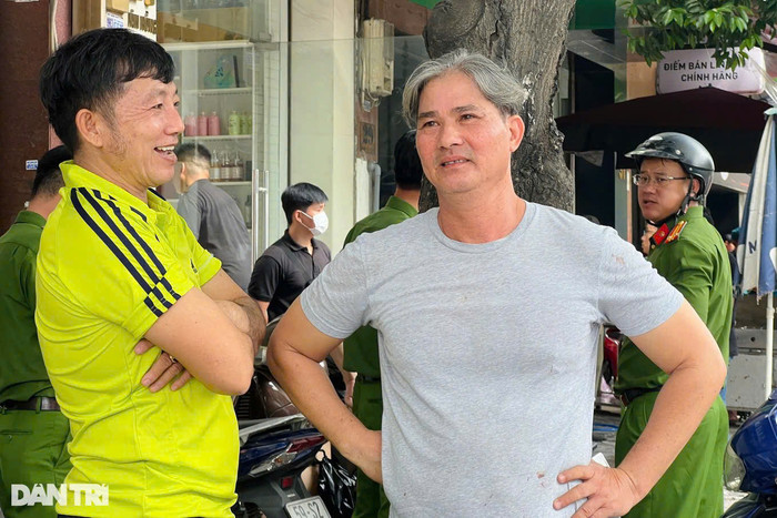 Ông Khương Thế Mỹ (áo xám) cứu gần 10 người thoát ra đám cháy. Ảnh: Dân trí