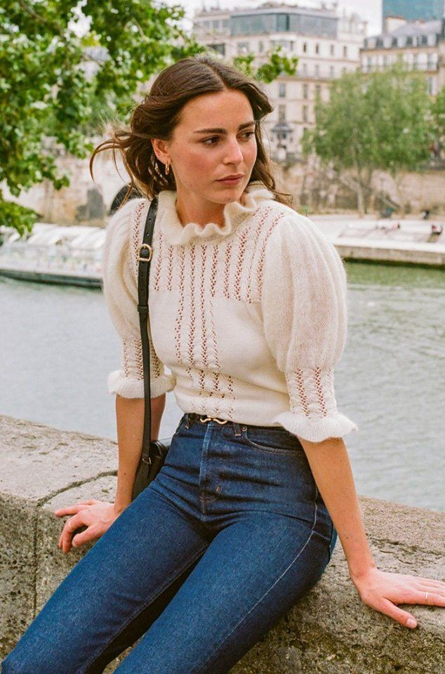 Áo len trắng luôn mang đến cảm giác ấm áp và thanh lịch trong mùa đông. Kết hợp với quần hoặc váy tông trắng để tạo nên một phong cách tối giản mà vẫn cuốn hút.