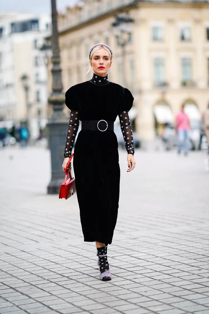 Nhung là biểu tượng của sự sang trọng trong mùa lễ. Một chiếc váy nhung dài hoặc áo blazer nhung có thể biến bạn thành tâm điểm của bữa tiệc mà vẫn giữ được sự tinh tế cần thiết.