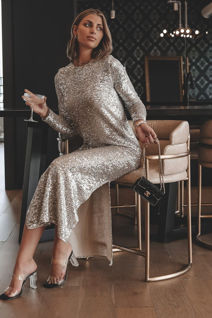 Không gì làm nổi bật mùa lễ bằng chất liệu sequins. Một chiếc váy hoặc áo khoác đính sequin giúp bạn tỏa sáng trong bữa tiệc. Để giữ phong cách phù hợp với văn phòng, hãy chọn những món đồ lấp lánh vừa phải, tránh các đường cắt quá táo bạo.