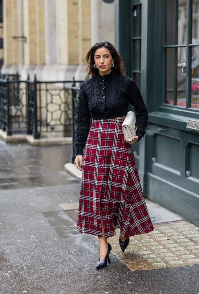 Kẻ caro chưa bao giờ lỗi mốt, nhất là trong mùa lễ hội. Hãy chọn một chiếc váy kẻ caro đỏ hoặc xanh lá để làm nổi bật không khí Giáng sinh. Kết hợp với áo len cổ lọ hoặc áo sơ mi lụa để giữ vẻ thanh lịch và chuyên nghiệp.