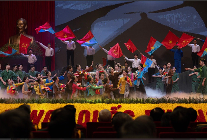 Chương trình sử thi nghệ thuật '80 năm dưới Quân kỳ quyết thắng' với thời lượng hơn 30 phút, gồm các tiết mục ca múa nhạc đặc sắc, khái quát toàn bộ lịch sử ra đời, chiến đấu, chiến thắng của Quân đội cũng như khẳng định vai trò to lớn của Quân đội Nhân dân Việt Nam trong sự nghiệp xây dựng và bảo vệ Tổ quốc - Ảnh: VGP/Vũ Phong