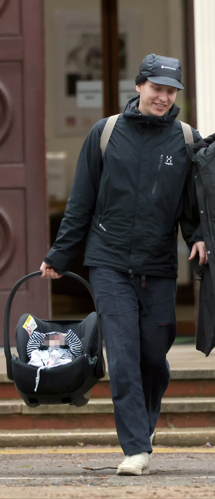 Nam ca sĩ điển trai bí mật có con đầu lòng, bị bắt gặp đi mua tã trên phố Ảnh 1