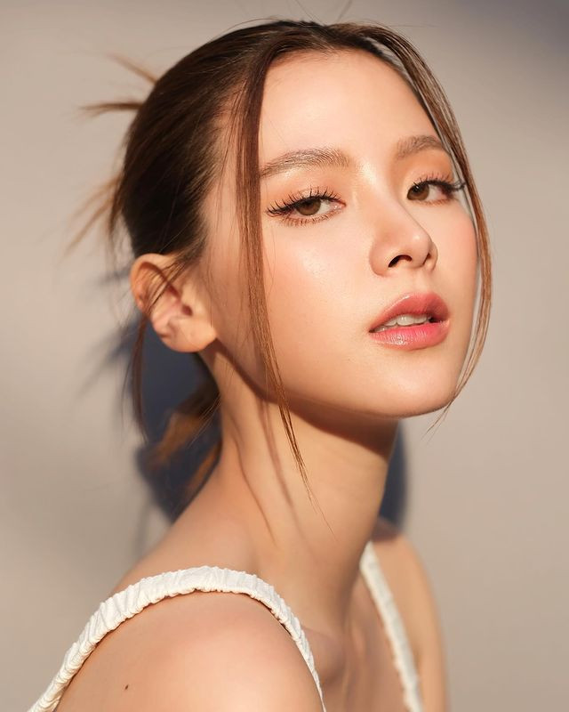 Từ khoá chủ chốt của kiểu trang điểm 'clean girl' chính là sự tôn trọng đường nét tự nhiên của gương mặt. (Ảnh: Instagram baifernbah)