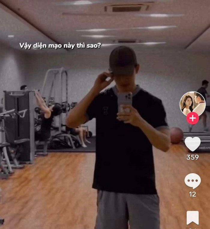 Đây là chiếc điện thoại Võ Cảnh luôn mang theo bên mình. (Ảnh FBNV)