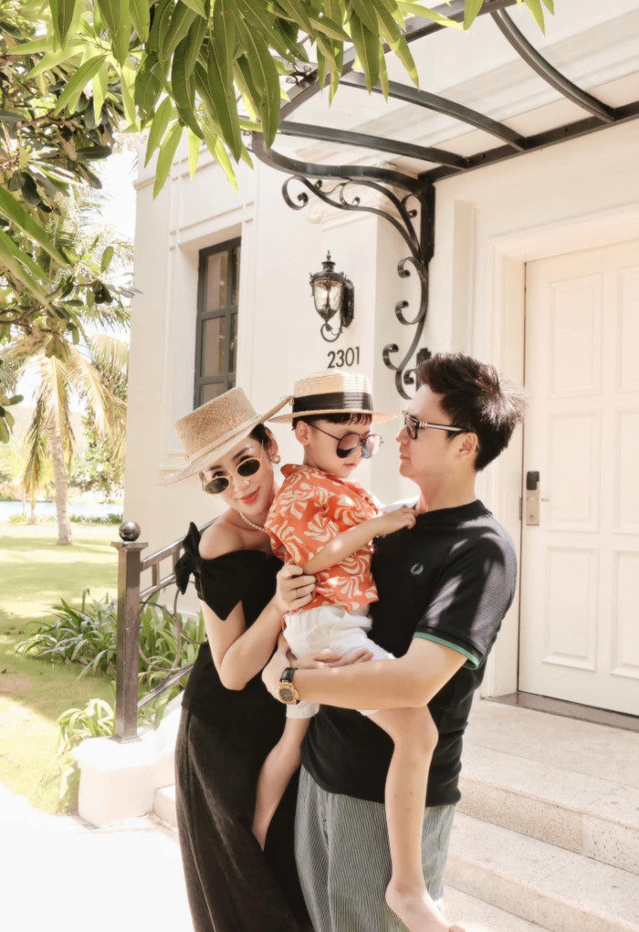 Gia đình hạnh phúc của Á hậu Tú Anh. (Ảnh FBNV)