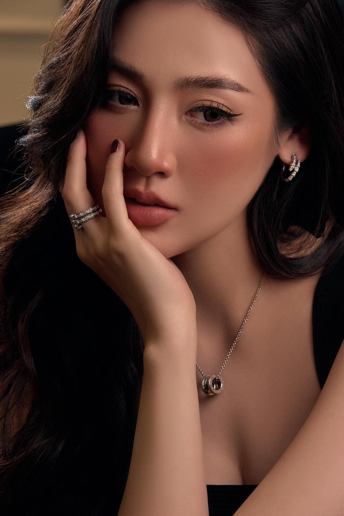 Tú Anh đẹp mặn mà hậu sinh nở. (Ảnh FBNV)