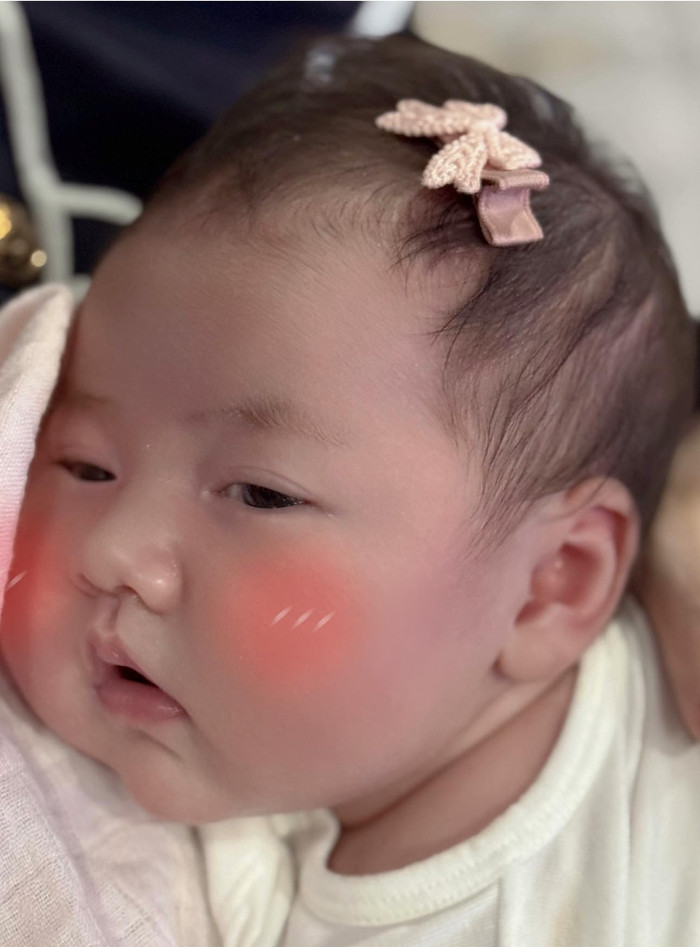 Hình ảnh cưng xỉu của con gái Á hậu Dương Tú Anh. (Ảnh FBNV)