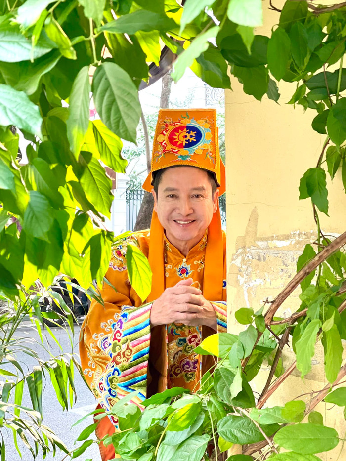 NSƯT Chí Trung khiến dân tình xôn xao khi 'nhá hàng' tấm ảnh ẩn ý sẽ tham gia chương trình Táo Quân 2025. (Ảnh FBNV)