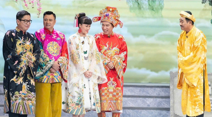 NSƯT Chí Trung, NSND Tự Long, nghệ sĩ Vân Dung, NSƯT Quang Thắng, NSND Quốc Khánh trên sân khấu của 'Táo quân' (Ảnh: VTV).