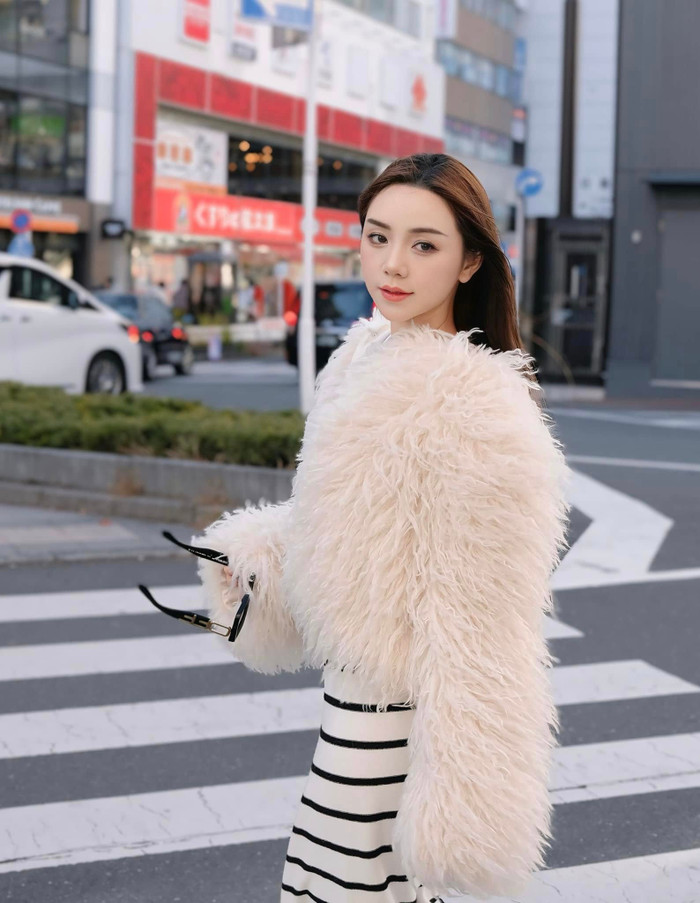 Quỳnh Kool tự tin khoe sắc vóc trẻ trung, căng tràn sức sống tại Nhật Bản. Ảnh: FBNV