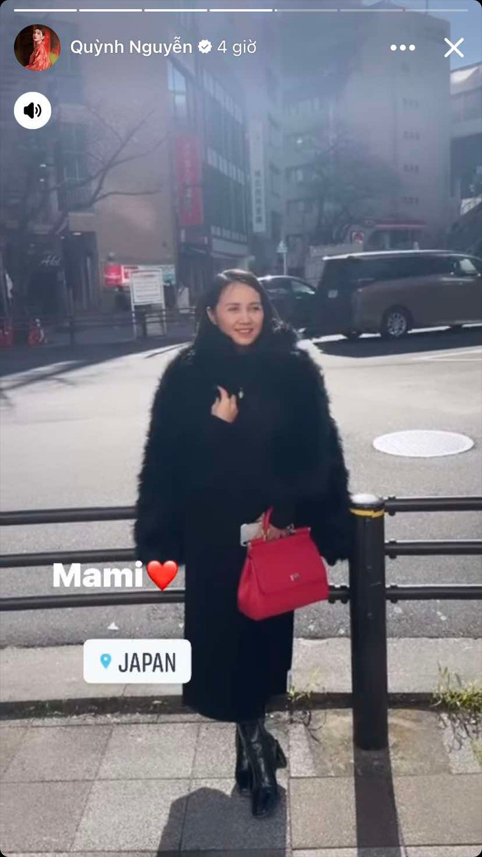 Mẹ ruột Quỳnh Kool ăn vận sang chảnh, sành điệu không thua kém con gái làm diễn viên. Ảnh: FBNV