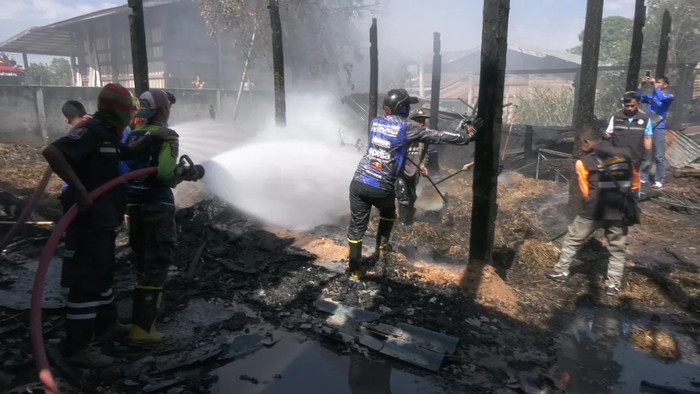 Ngôi nhà bị lửa thiêu rụi, cặp vợ chồng già gục ngã vì thứ quan trọng bên trong Ảnh 1