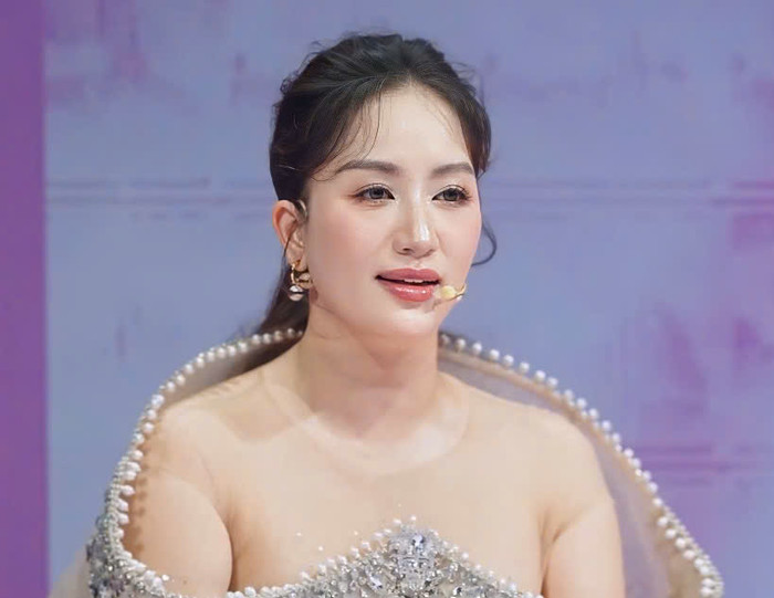 Visual sáng ngời của Khánh Thi khi ngồi ghế nóng Bước Nhảy Hoàn Vũ. 