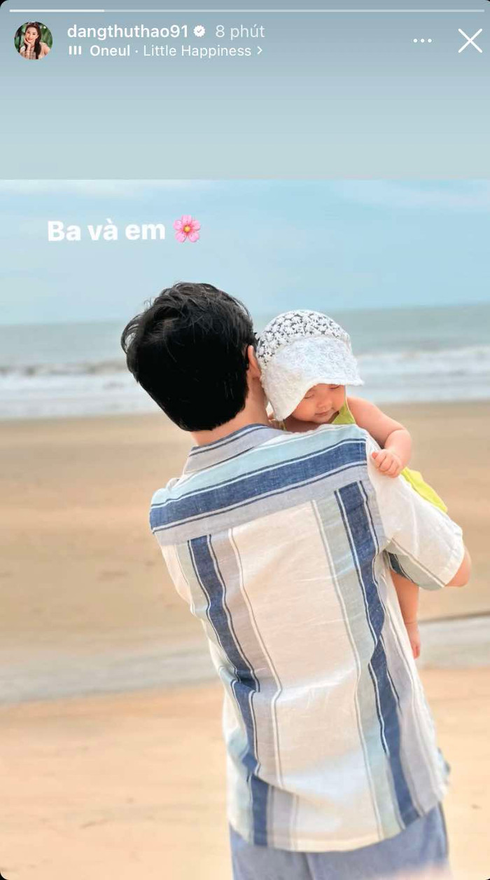 Khung hình ấm áp, ngọt ngào của chồng Đặng Thu Thảo bên cạnh con gái út khiến netizen 'tay chảy'. Ảnh: FBNV