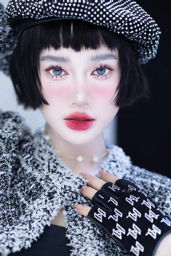 Nhã Phương tự tin khoe cận khuôn mặt nhỏ nhắn, thanh tú với lớp trang điểm mới lạ. Ảnh: FBNV