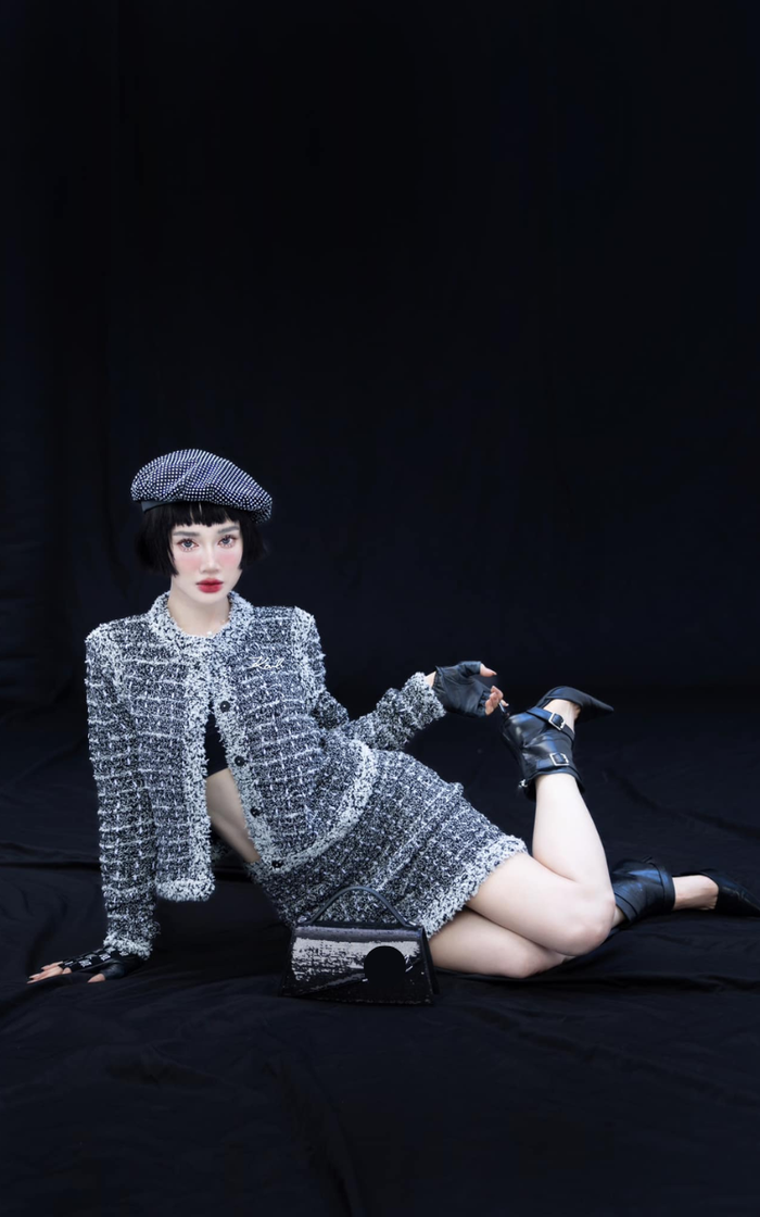 Nhã Phương thoải mái tạo nhiều kiểu dáng chụp hình 'độc lạ', đậm chất nét cá tính riêng. Ảnh: FBNV