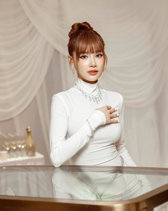 Nhã Phương nắm rõ ưu, nhược điểm của bản thân để phát huy tối đa lợi thế mỗi khi chưng diện. Ảnh: FBNV