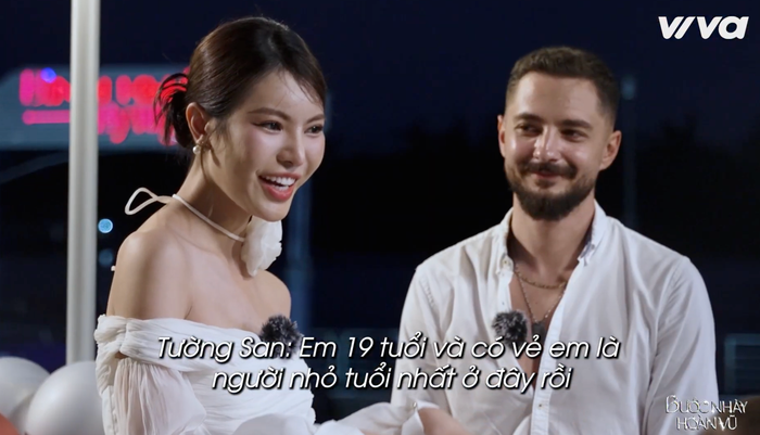 Á hậu Tường San thể hiện sự vui vẻ, niềm nở khi giới thiệu bản thân với toàn bộ người chơi, vũ công tại Bước Nhảy Hoàn Vũ. Ảnh: Chụp màn hình