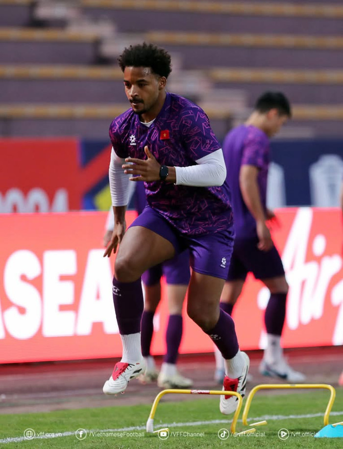 Nguyễn Xuân Son trở thành cầu thủ nhập tịch đầu tiên được ra sân trong một trận đấu chính thức của tuyển Việt Nam. Ảnh: VFF