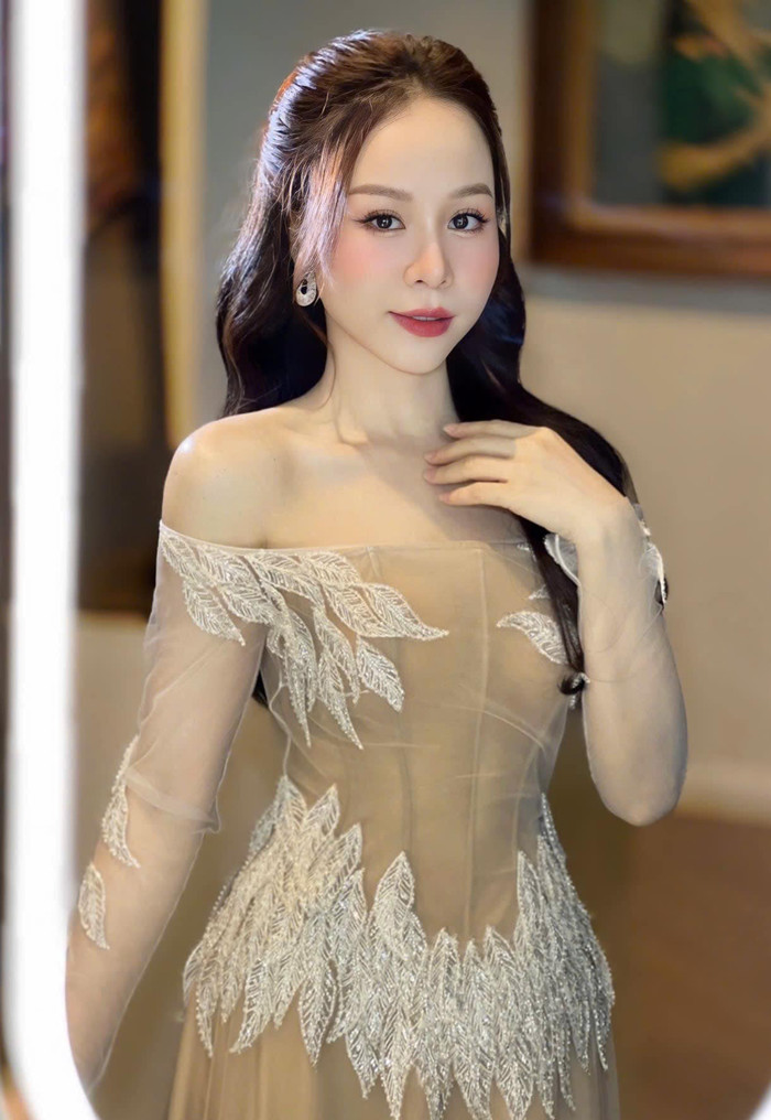 Ca sĩ Hồng Duyên - Á quân Sao Mai dòng nhạc dân gia 2015. 