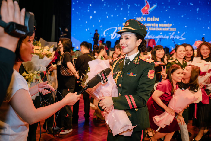 Hồng Duyên bày tỏ sự tự hào khi là ca sĩ mặc áo lính. 