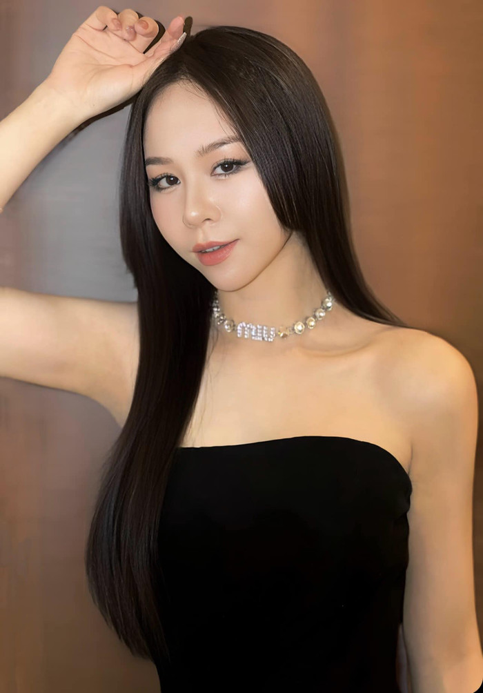 Đời thường, Hồng Duyên chuộng thời trang nóng bỏng khoe trọn vóc dáng gợi cảm. 