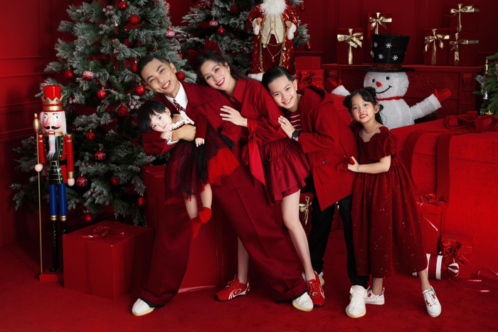 Gia đình Khánh Thi đón Noel ấm áp. Ảnh: FBNV