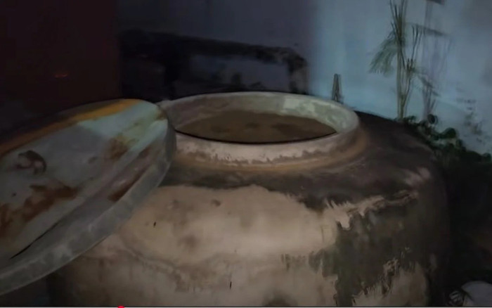 Chiếc lu đựng tro cốt ngoài sân rung lắc liên tục, chủ nhà sửng sốt khi mở nắp kiểm tra Ảnh 2