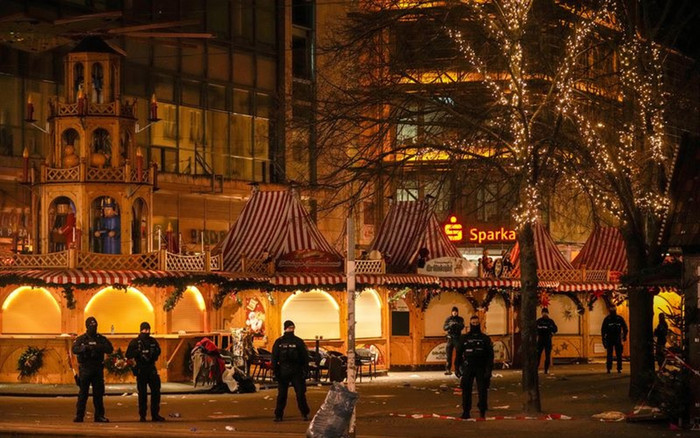 Vụ xe tông vào chợ Giáng sinh, đã có hơn 200 người bị thương Ảnh 2