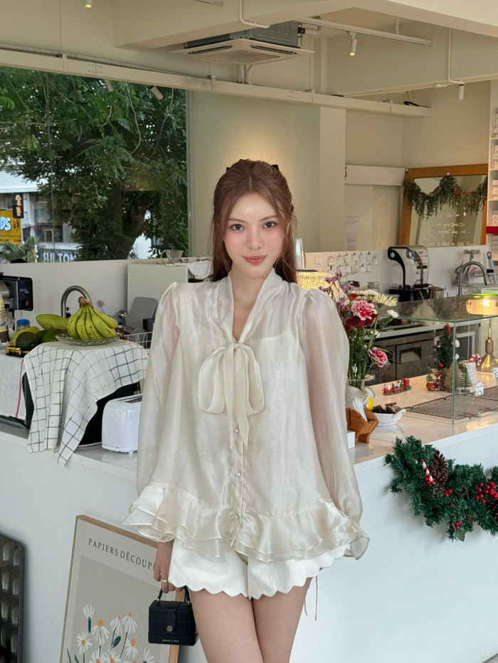 Tuy nhiên, sự nữ tính ấy không làm lu mờ nét quyến rũ đặc trưng của Á hậu Tường San. Cô thường khéo léo lựa chọn những thiết kế có điểm nhấn tinh tế, như các kiểu váy khoét lưng hoặc ôm sát vừa đủ để tôn lên đường cong cơ thể. Đây chính là yếu tố khiến phong cách của cô thêm phần thu hút, vừa gợi cảm nhưng vẫn giữ được vẻ thanh lịch.