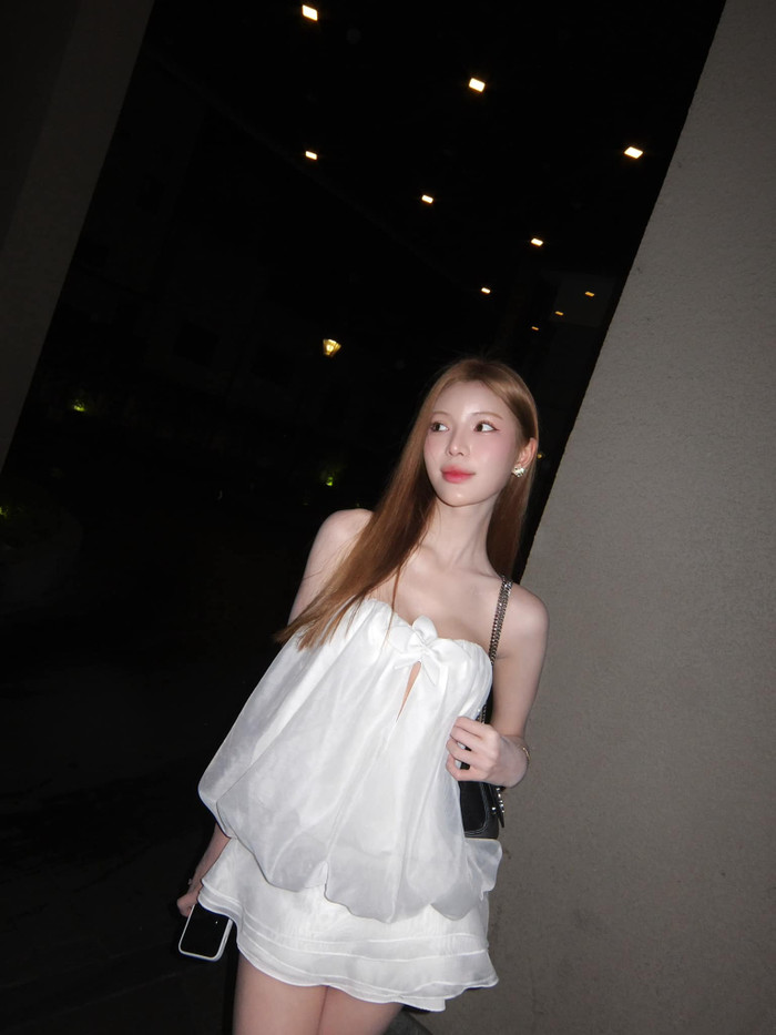 Phong cách đời thường của Á hậu Tường San ưu tiên sự nữ tính và ngọt ngào. Những bộ váy xòe nhẹ nhàng hay các thiết kế mang sắc pastel dịu dàng thường xuyên xuất hiện trong tủ đồ của cô.