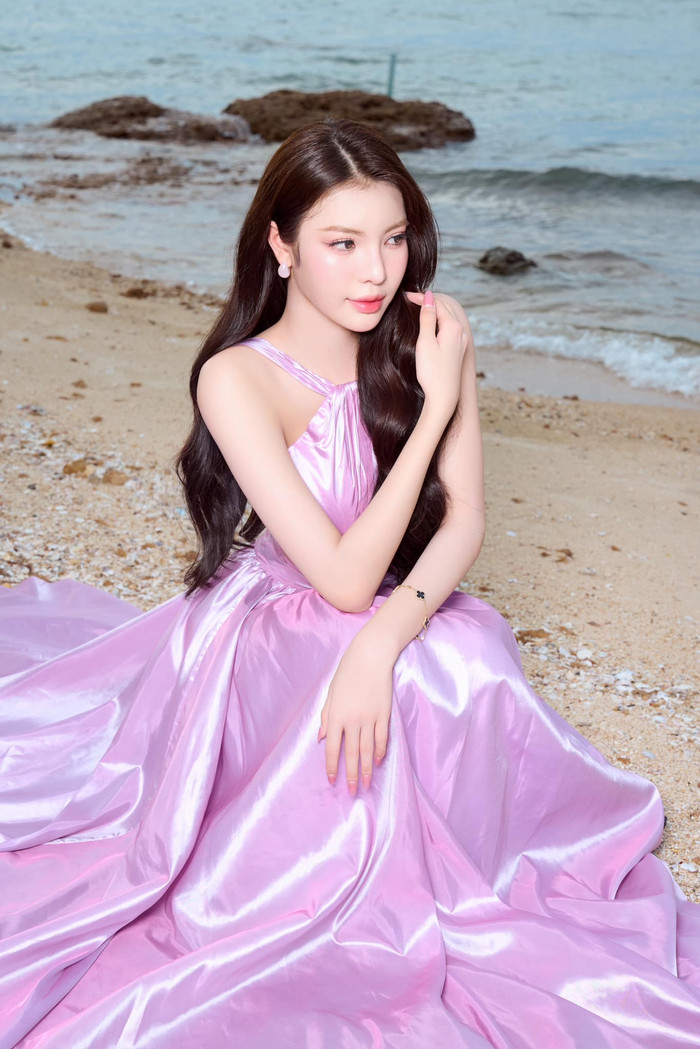 Phong cách trang điểm của Á hậu Tường San cũng được xây dựng theo hướng hài hòa với trang phục. Người đẹp thường ưu ái lớp makeup nhẹ nhàng, tôn lên đường nét tự nhiên với tông màu trung tính. 