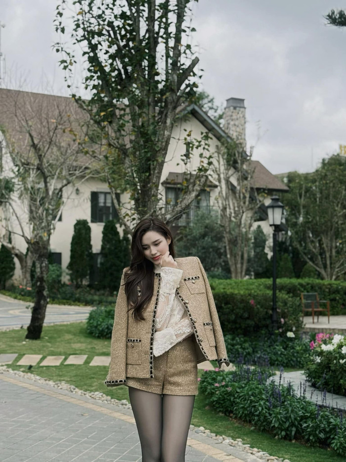 Mới đây, Đỗ Thị Hà khoe bộ ảnh thả dáng xinh đẹp tại một khu resort hạng sang tại Đà Lạt. Người đẹp mặc set đồ được làm bằng vải tweet cúc vàng quý phái được kết hợp giữa áo khoác rộng dáng cùng áo ren tay dài. Bên dưới, Đỗ Thị Hà mặc quần ngắn khoe chân dài cùng vớ đen xuyên thấu. 