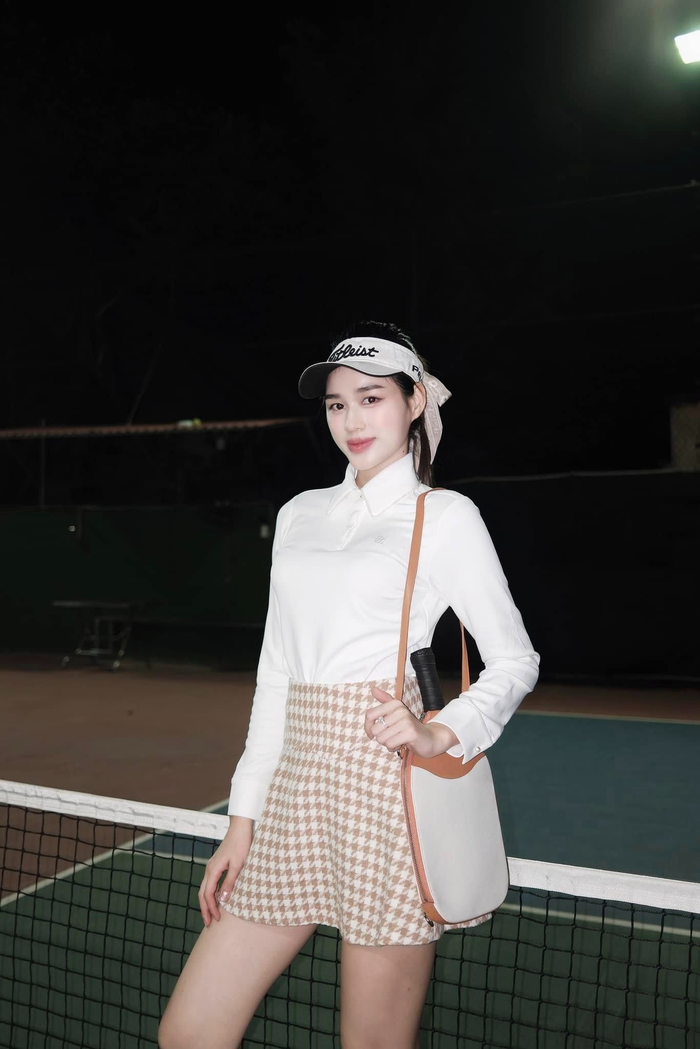 Khi hoạt động thể thao với môn pickleball, chân dài quê Thanh Hóa cũng ghi điểm khi chọn trang phục phù hợp, sang chảnh nhưng không phô trương hình thể quá nhiều. Đỗ Thị Hà chỉ chọn váy ngắn, áo polo dài tay kết hợp cùng túi vớt bằng da 'ton-sur-ton'. Ngoài ra, cựu Hoa hậu Việt Nam cũng trang điểm nhẹ nhàng đem lại sự tươi tắn, xinh đẹp. 