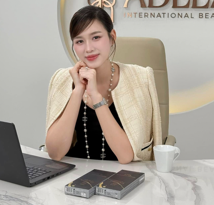 Gần đây, Đỗ Thị Hà không tham gia showbiz quá nhiều mà cô tập trung cho sự nghiệp kinh doanh về làm đẹp. Với vai trò CEO, Hoa hậu sinh năm 2001 ưu tiên chọn các kiểu áo khoác đứng phom, màu sắc hòa nhã kết hợp thêm với phụ kiện đơn giản tạo cảm giác lịch sự khi làm việc hoặc gặp mặt đối tác. 