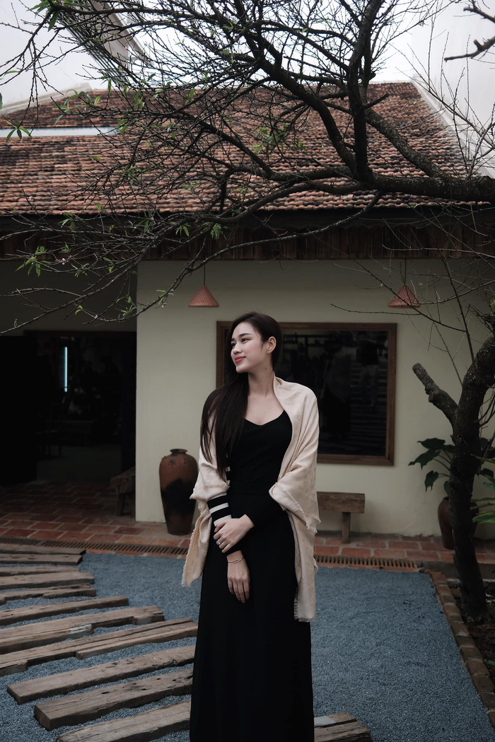 Trong chuyến du lịch, Đỗ Thị Hà cũng khoe sự nữ tính với mẫu váy dài trơn đen khoác thêm khăn lụa của Louis Vuitton đắt đỏ. Tổng thể bộ cánh đem lại cảm giác ấm áp xen lẫn thanh lịch. 